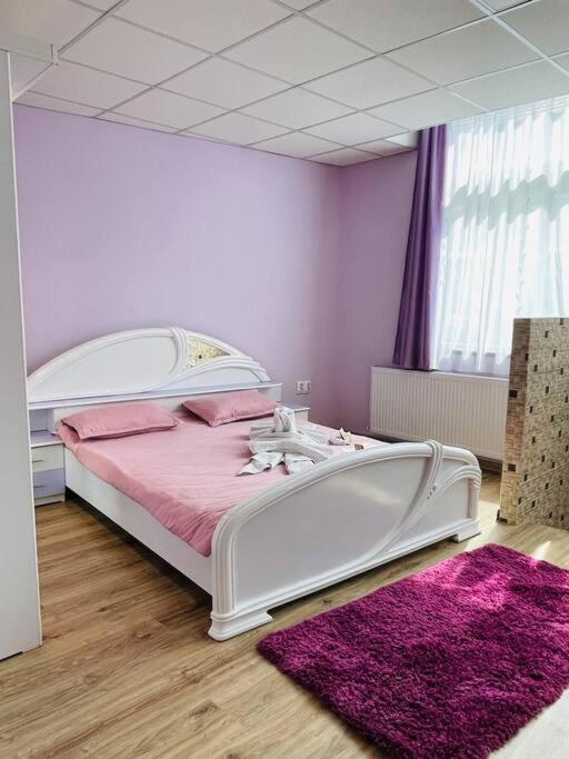 Lavender Luxury Apartment Орадя Экстерьер фото